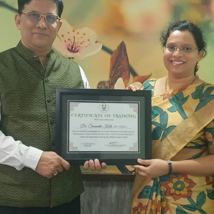 Dr. Sravanthi Kolli receiving a Certificate of Training in Minimal Invasive Surgery in Gynaecology