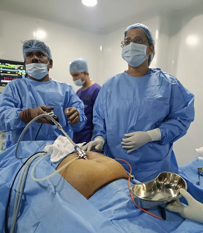 Dr. Sravanthi Kolli performing laparoscopic keyhole surgery in an operating theatre